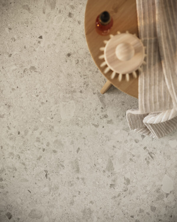 Tarkett Brecciastone Beige – detaljbilde av våtromsbelegg