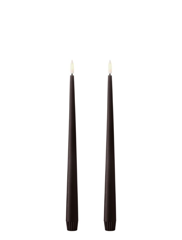 To LED-stearinlys fra Ester & Erik i fargen Espresso No. 70. 30 cm høye med realistisk flamme og matt overflate – eksklusive, trygge og stemningsfulle lys til hjemmet.
