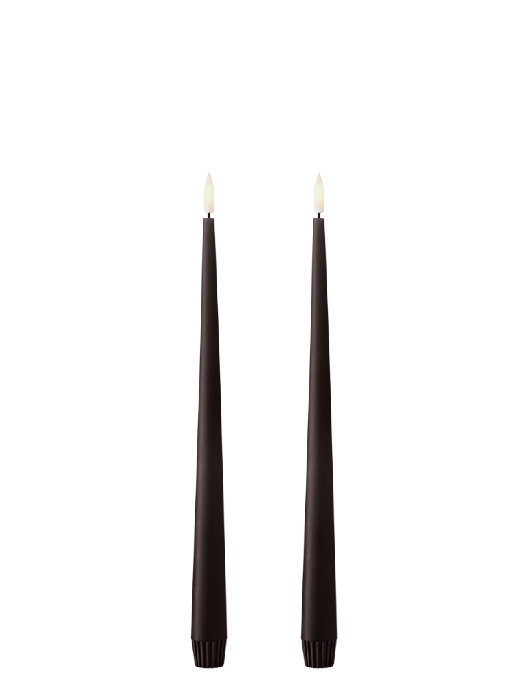 To LED-stearinlys fra Ester & Erik i fargen Espresso No. 70. 30 cm høye med realistisk flamme og matt overflate – eksklusive, trygge og stemningsfulle lys til hjemmet.
