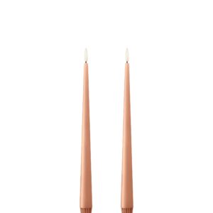 Ester & Erik LED-stearinlys Rosy Caramel No. 20 – 30 cm (2 stk) | Interiørfaghuset T. Lund Eksklusive LED-stearinlys fra Ester & Erik i fargen Rosy Caramel No. 20. Selges i pakke på to. 30 cm høye med realistisk flamme og matt overflate – et elegant og tidløst alternativ til klassiske stearinlys.