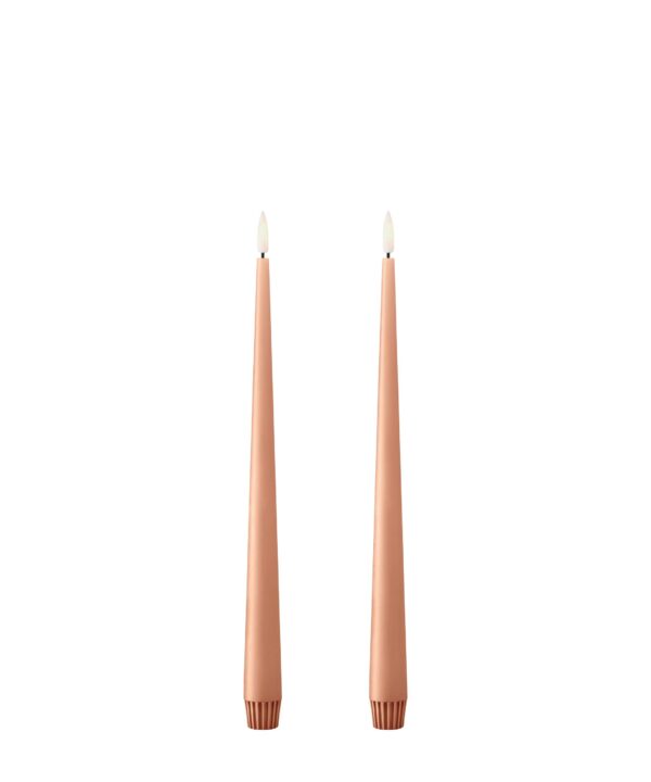 Eksklusive LED-stearinlys fra Ester & Erik i fargen Rosy Caramel No. 20. Selges i pakke på to. 30 cm høye med realistisk flamme og matt overflate – et elegant og tidløst alternativ til klassiske stearinlys.