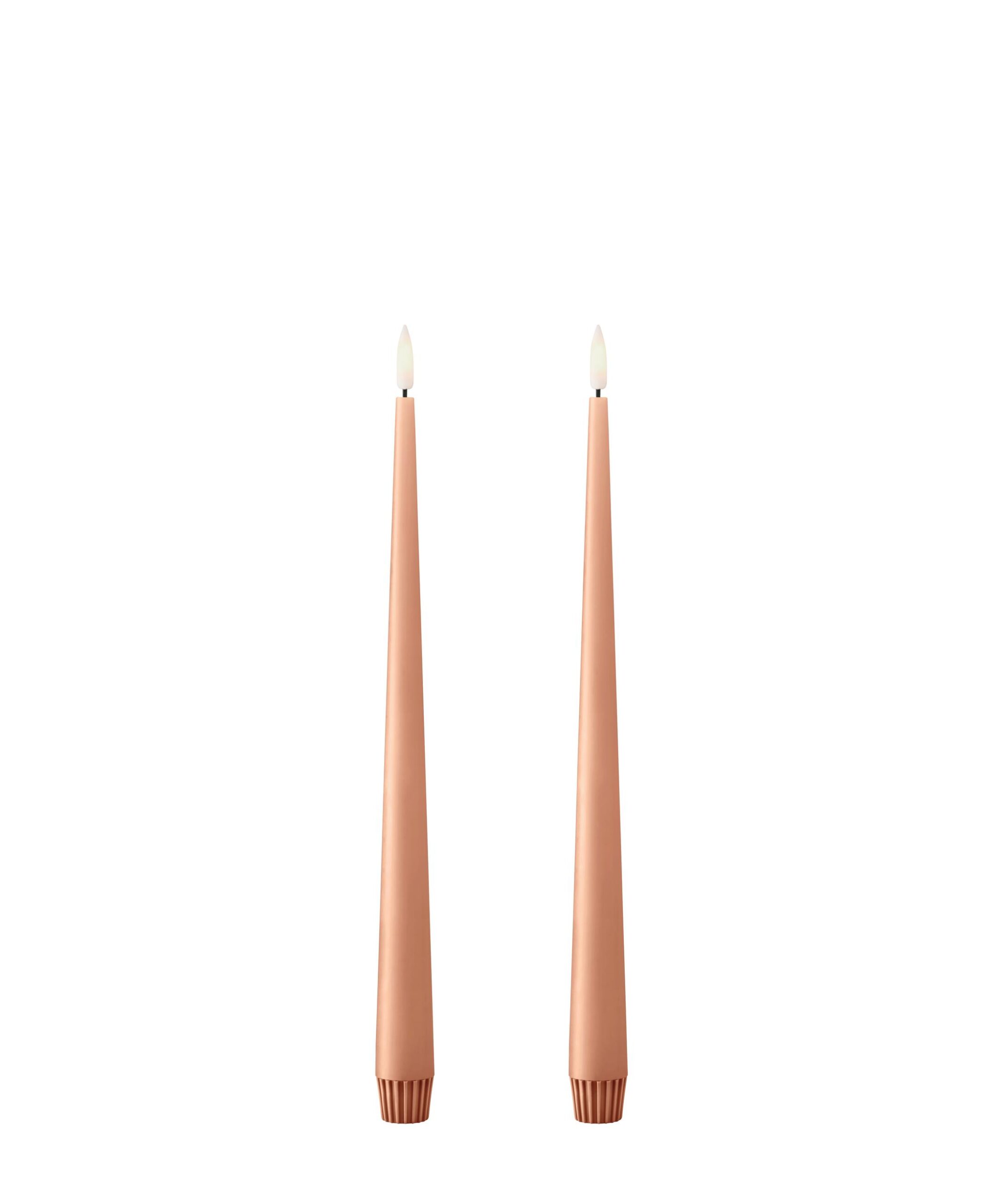 Eksklusive LED-stearinlys fra Ester & Erik i fargen Rosy Caramel No. 20. Selges i pakke på to. 30 cm høye med realistisk flamme og matt overflate – et elegant og tidløst alternativ til klassiske stearinlys.