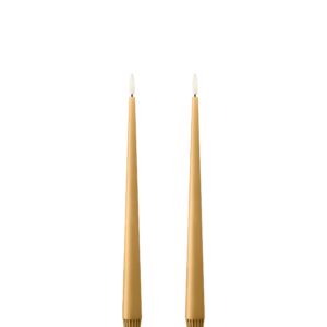 Ester & Erik LED-stearinlys Almond Butter No. 27 – 30 cm (2 stk) | Interiørfaghuset T. Lund To LED-stearinlys fra Ester & Erik i fargen Almond Butter No. 27. 30 cm høye med realistisk flamme og matt overflate – eksklusive, trygge og stemningsfulle lys til hjemmet.