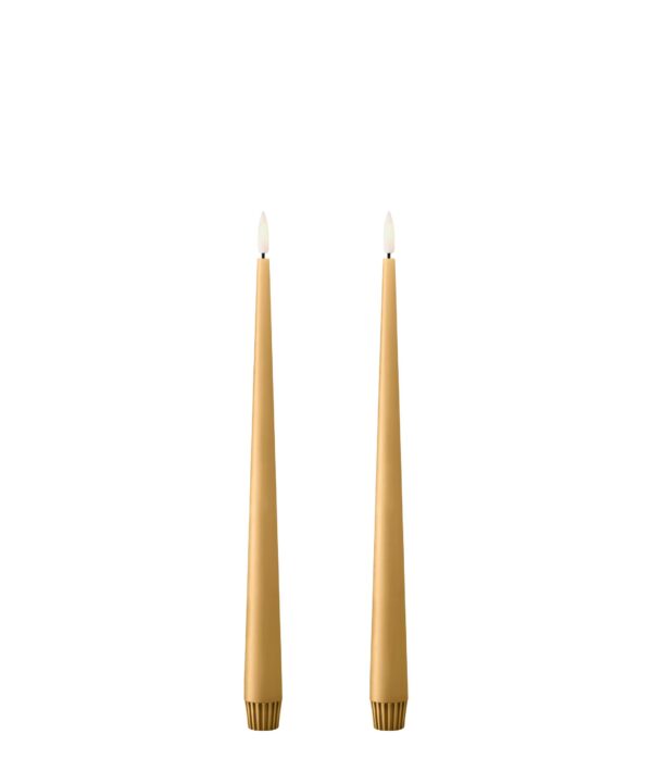 To LED-stearinlys fra Ester & Erik i fargen Almond Butter No. 27. 30 cm høye med realistisk flamme og matt overflate – eksklusive, trygge og stemningsfulle lys til hjemmet.