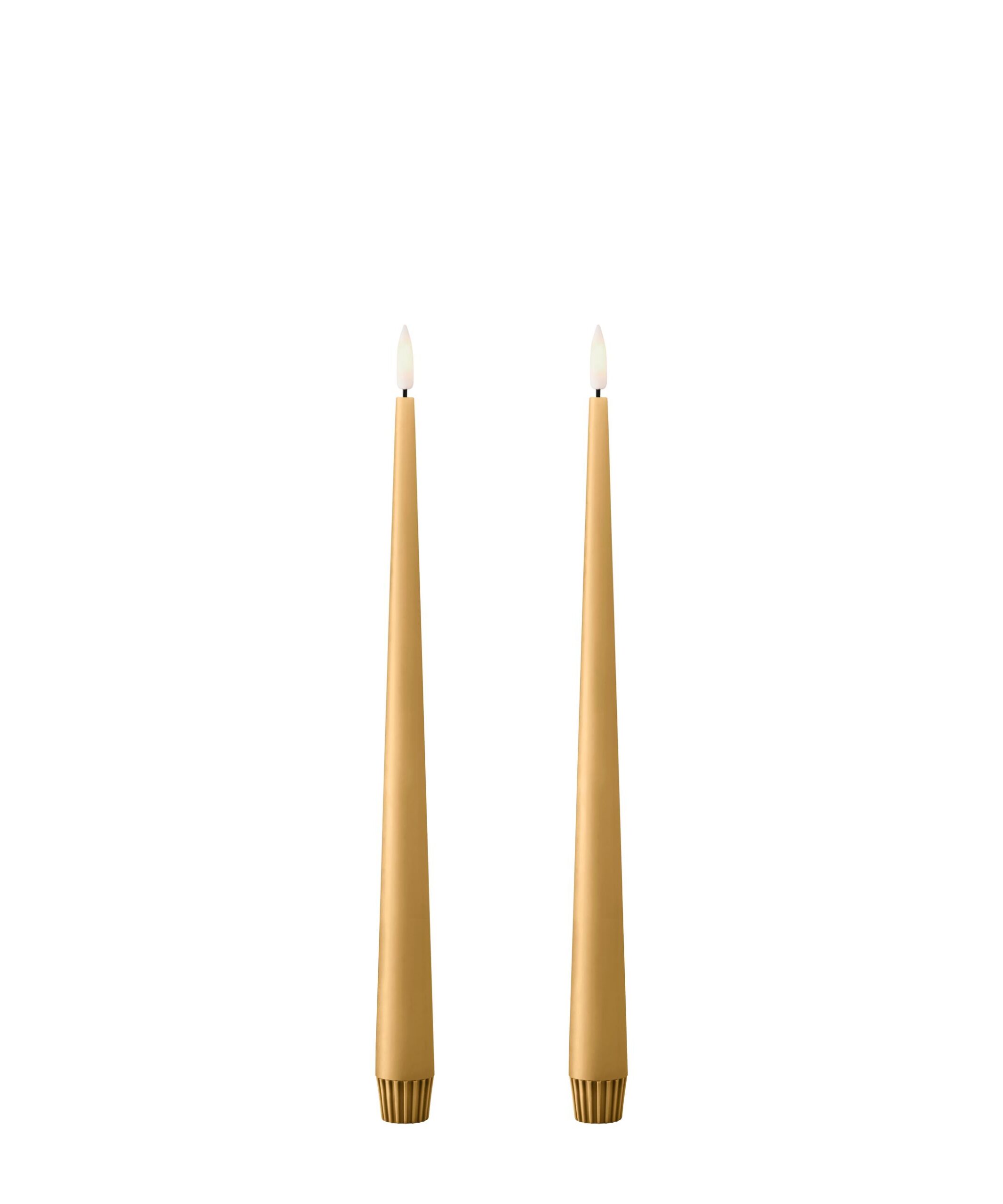 To LED-stearinlys fra Ester & Erik i fargen Almond Butter No. 27. 30 cm høye med realistisk flamme og matt overflate – eksklusive, trygge og stemningsfulle lys til hjemmet.