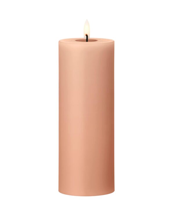 Eksklusivt LED-kubbelys fra Ester & Erik i fargen Rosy Caramel No. 20. 20 cm høyt med realistisk flamme og ekte voks-finish – trygt, elegant og stemningsfullt.