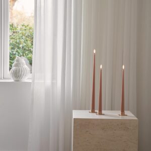 To LED-stearinlys fra Ester & Erik i fargen Rosy Caramel No. 20. 30 cm høye med realistisk flamme og matt overflate – eksklusive, trygge og stemningsfulle lys til hjemmet.
