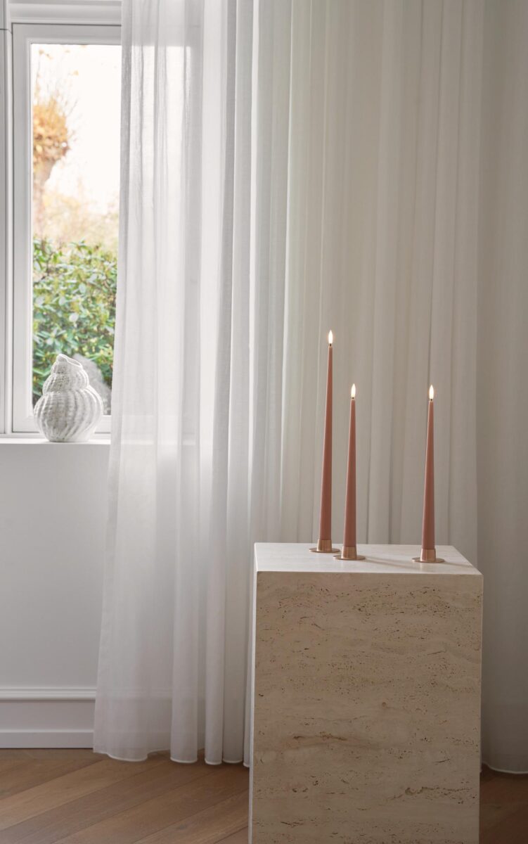To LED-stearinlys fra Ester & Erik i fargen Rosy Caramel No. 20. 30 cm høye med realistisk flamme og matt overflate – eksklusive, trygge og stemningsfulle lys til hjemmet.