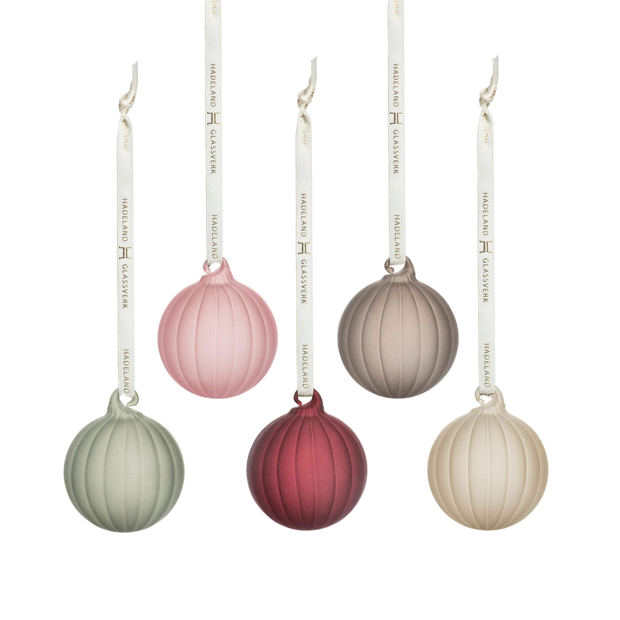 HG Jul glasskuler frostet mini 5 pk fra Hadeland Glassverk – fem små julekuler i matte, frostede farger med silkebånd.