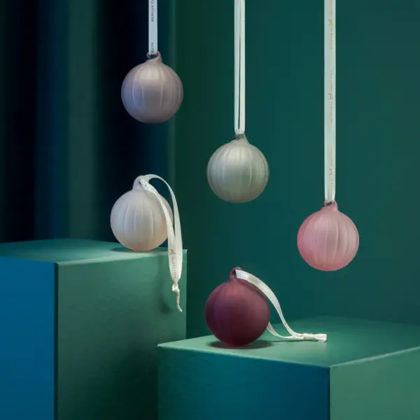 HG Jul glasskuler frostet mini fra Hadeland Glassverk – delikate julekuler i frostet glass i stemningsfullt miljø.