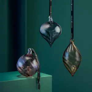 HG Jul Glassklang Optikk julekuler fra Hadeland Glassverk – elegante, munnblåste glasskuler i moderne farger vist i miljø.