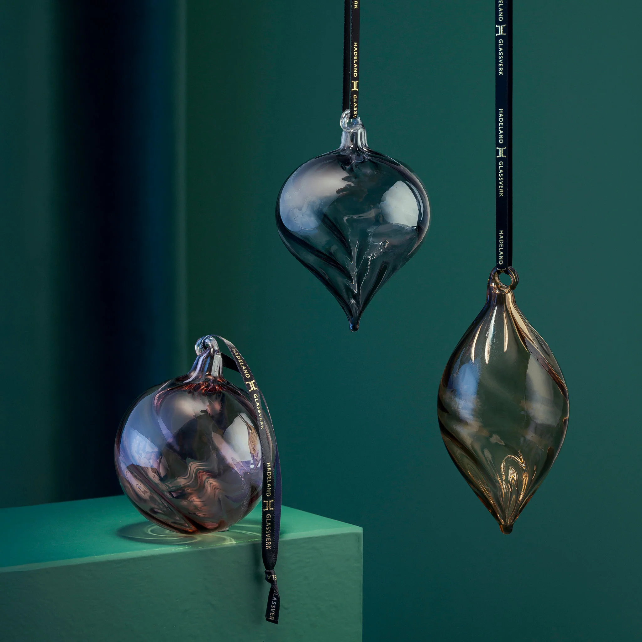 HG Jul Glassklang Optikk julekuler fra Hadeland Glassverk – elegante, munnblåste glasskuler i moderne farger vist i miljø.