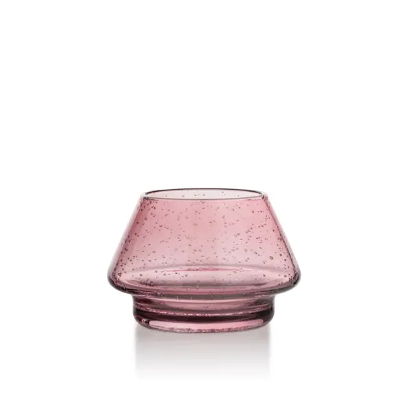Gran lyslykt i rosa glass med bobler fra Hadeland Glassverk, med tent telys som sprer varmt og stemningsfullt lys.