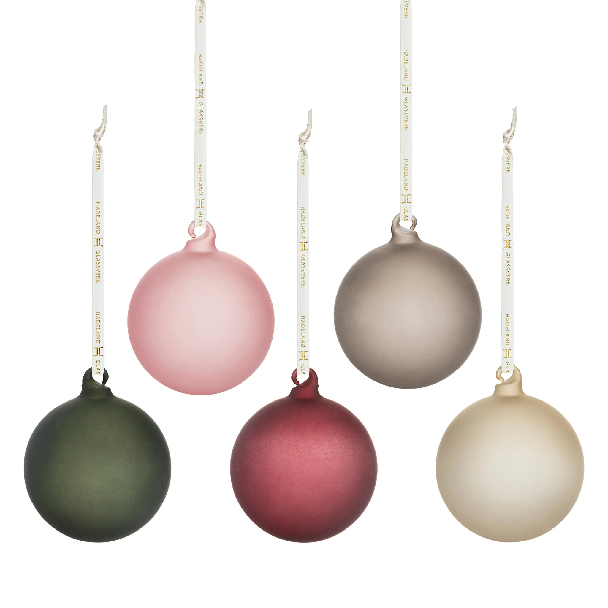 HG Jul glasskuler frostet 5 pk fra Hadeland Glassverk – fem frostede julekuler i duse farger med silkebånd.