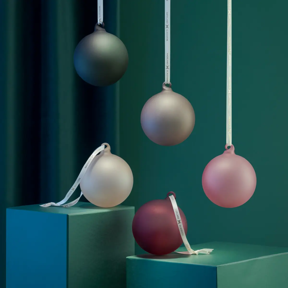 HG Jul glasskuler frostet fra Hadeland Glassverk – elegante julekuler i harmoniske farger vist i stemningsfullt miljø.