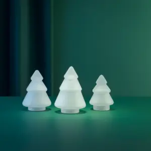 Gran-serien fra Hadeland Glassverk med glasstrær i frostet hvitt glass i elegant miljøbilde.