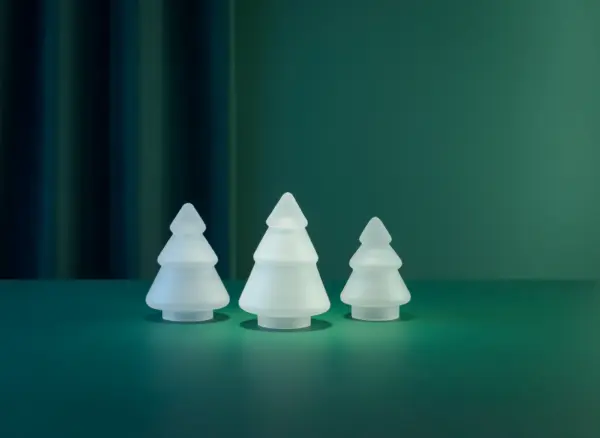 Gran-serien fra Hadeland Glassverk med glasstrær i frostet hvitt glass i elegant miljøbilde.