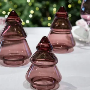 Rosa glasstrær fra Hadeland Glassverk i vinterlig miljø med varm belysning.