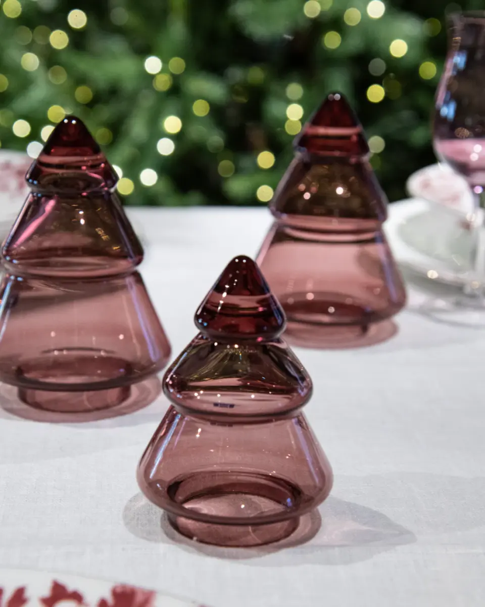 Rosa glasstrær fra Hadeland Glassverk i vinterlig miljø med varm belysning.