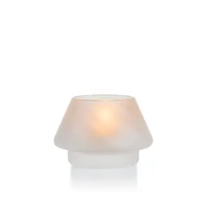 Gran lyslykt i frostet hvitt glass fra Hadeland Glassverk med tent telys som sprer varmt, mykt lys.