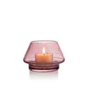 Gran lyslykt i rosa glass med bobler fra Hadeland Glassverk mot hvit bakgrunn, uten lys.