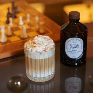 Bacanha Pumpkin Spice Brut er en organisk, varm og krydret gresskarsirup perfekt til latte, chai, kakao og høstlige desserter. Naturlige ingredienser og fransk kvalitet