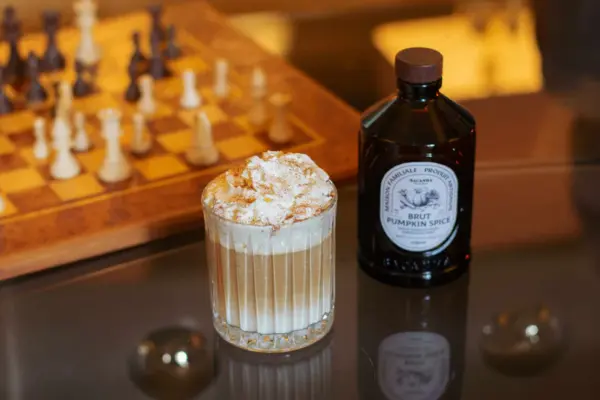 Bacanha Pumpkin Spice Brut er en organisk, varm og krydret gresskarsirup perfekt til latte, chai, kakao og høstlige desserter. Naturlige ingredienser og fransk kvalitet