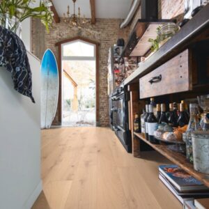 Parkett Eik Authentic kremhvit børstet ultramattlakk fra Meister montert i lyst og moderne interiør