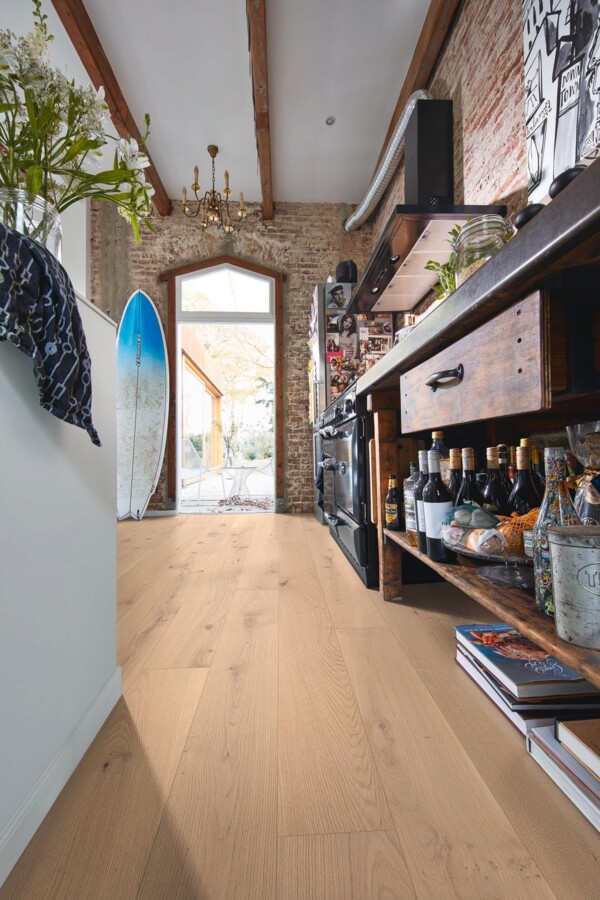 Parkett Eik Authentic kremhvit børstet ultramattlakk fra Meister montert i lyst og moderne interiør