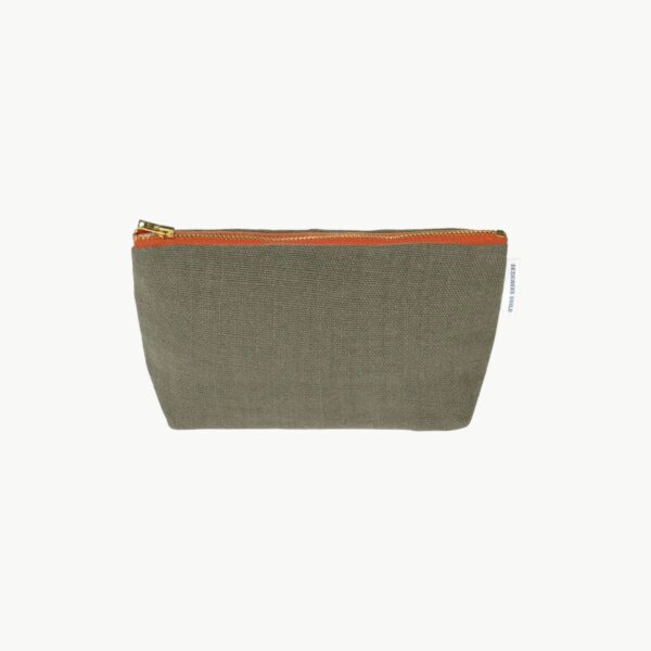 Brera Lino washbag i Walnut fra Designers Guild, liten toalettmappe i vasket lin med glidelåslukking.