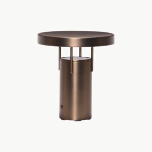 BringMe oppladbar bordlampe Mini i Burnished Brass fra Hübsch, dimbar bærbar lampe i metall med integrert LED og rund lampeskjerm.