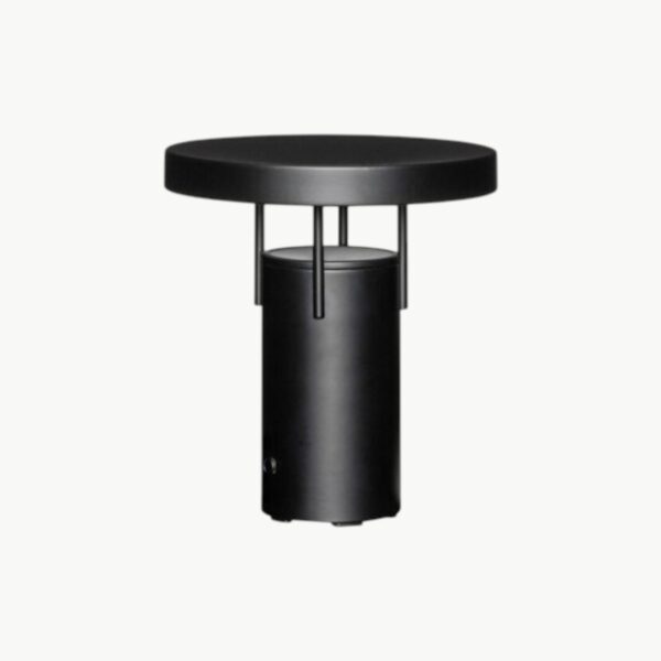 BringMe oppladbar bordlampe Mini i Matt Black fra Hübsch, dimbar og bærbar lampe i metall med integrert LED.