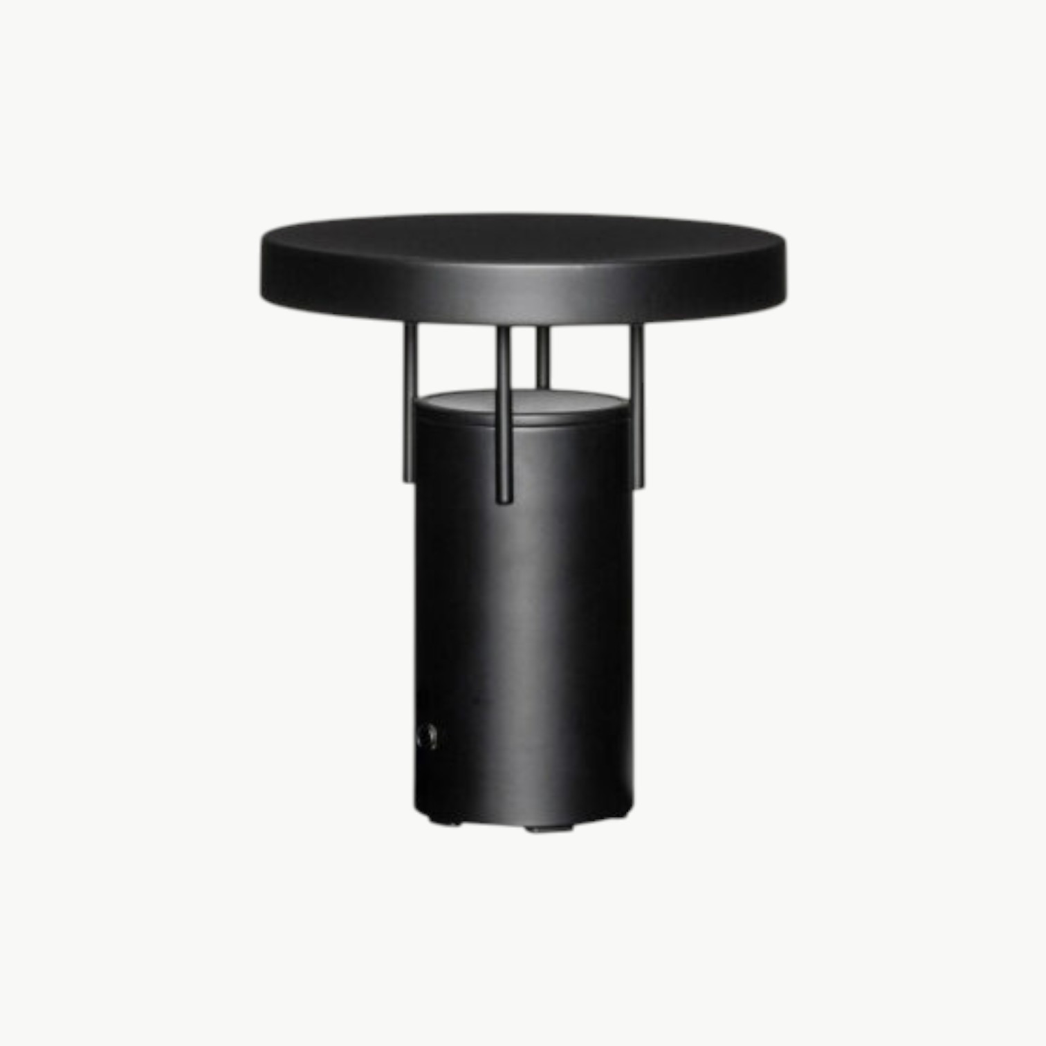 BringMe oppladbar bordlampe Mini i Matt Black fra Hübsch, dimbar og bærbar lampe i metall med integrert LED.