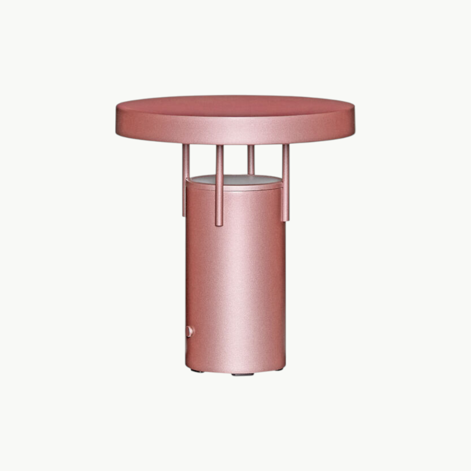 BringMe Portable Lamp Mini i Metallic Pink fra Hübsch, bærbar bordlampe i metall med kompakt form og rund lampeskjerm.