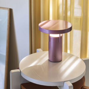 BringMe Portable Lamp Mini i Metallic Pink fra Hübsch, bærbar bordlampe i metall med kompakt form og rund lampeskjerm.
