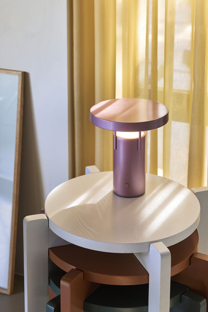 BringMe Portable Lamp Mini i Metallic Pink fra Hübsch, bærbar bordlampe i metall med kompakt form og rund lampeskjerm.