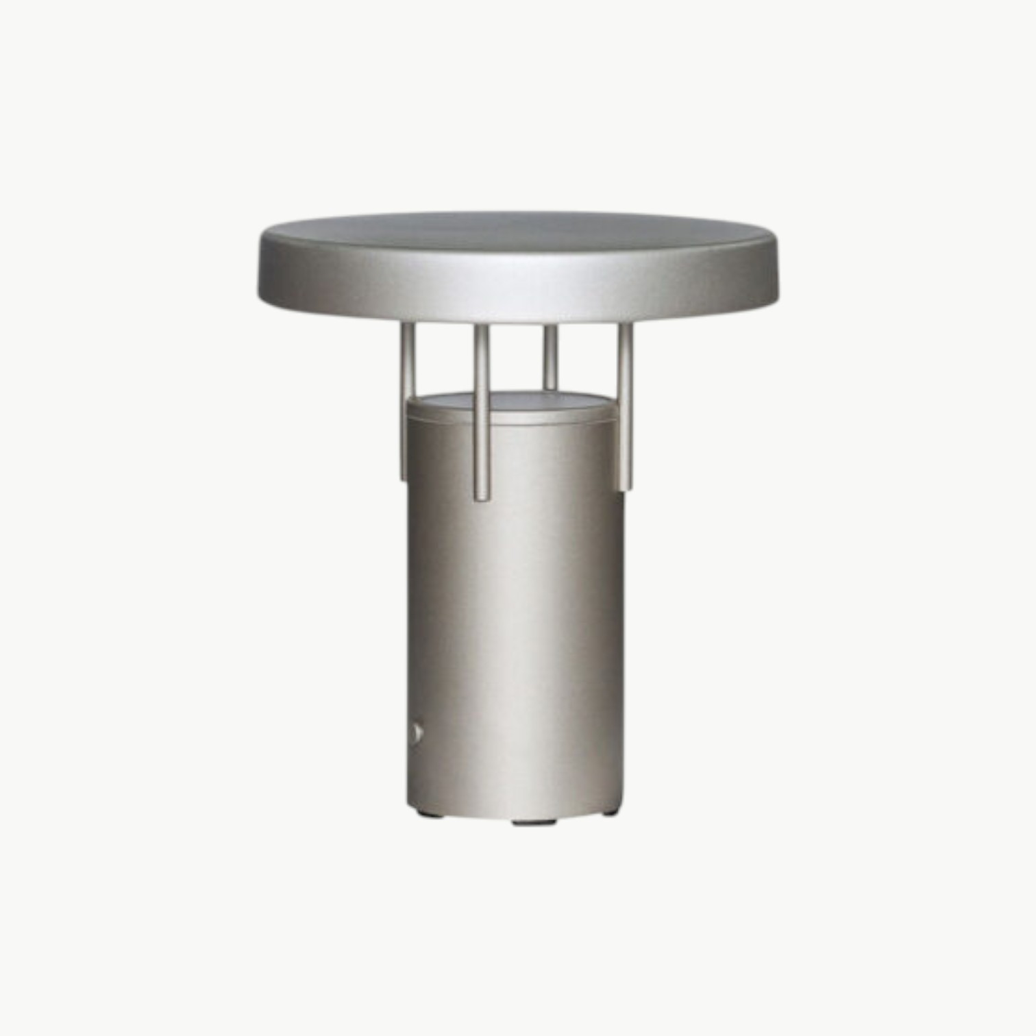 BringMe oppladbar bordlampe Mini i Metallic Sand fra Hübsch, dimbar og bærbar lampe i metall med integrert LED.