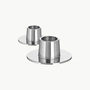 Blank lysestake fra Ester & Erik i sølvfinish. Medium størrelse som passer til både vanlige stearinlys og LED-stearinlys.