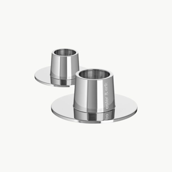 Blank lysestake fra Ester & Erik i sølvfinish. Medium størrelse som passer til både vanlige stearinlys og LED-stearinlys.