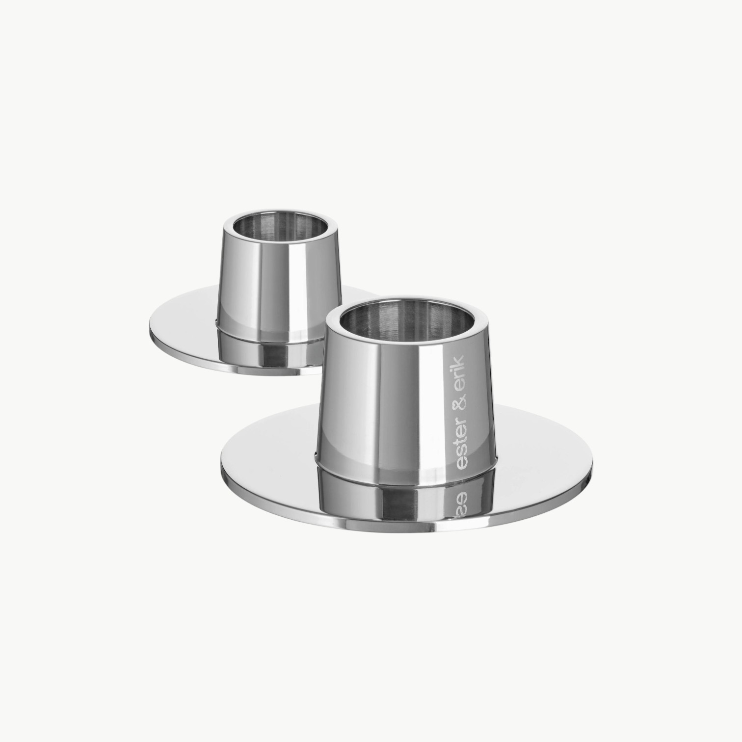 Blank lysestake fra Ester & Erik i sølvfinish. Medium størrelse som passer til både vanlige stearinlys og LED-stearinlys.