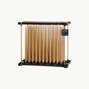 Smale, matte stearinlys fra Ester & Erik i Almond Butter No. 27. 32 cm lange og selges enkeltvis.