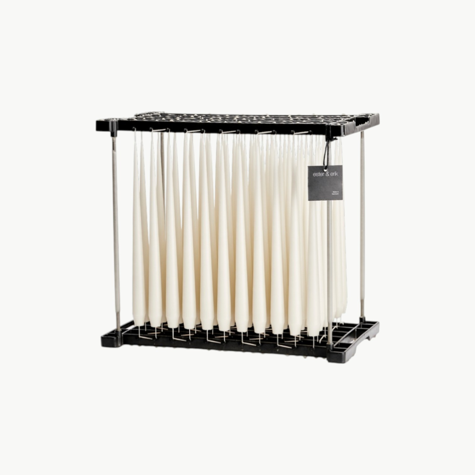 Ester & Erik stearinlys 32 cm i Ivory Matt No. 06 med matt overflate. Gjennomfarget kvalitetslys som selges enkeltvis.