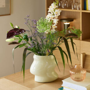 Lote vase fra Hübsch i sandfarget glass med myk organisk form. Dekorativ innendørs vase 21x15xh20 cm. Perfekt til blomster og buketter.