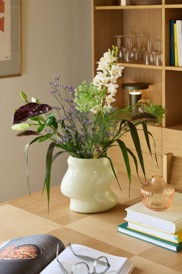 Lote vase fra Hübsch i sandfarget glass med myk organisk form. Dekorativ innendørs vase 21x15xh20 cm. Perfekt til blomster og buketter.