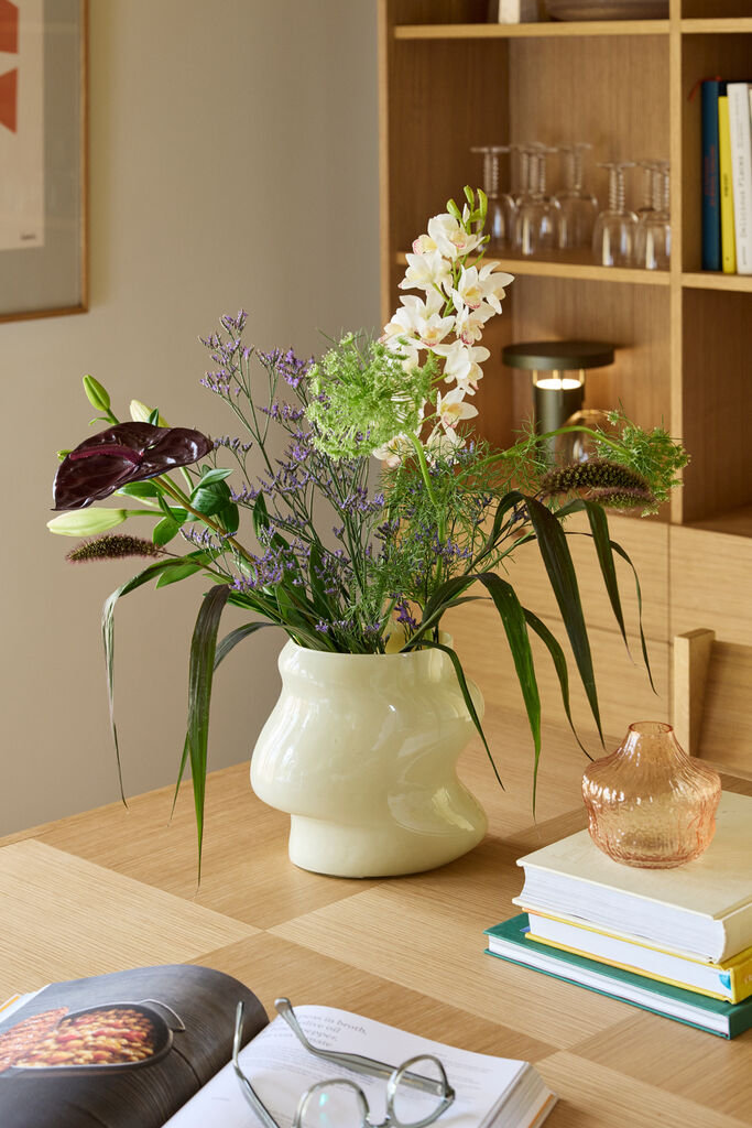 Lote vase fra Hübsch i sandfarget glass med myk organisk form. Dekorativ innendørs vase 21x15xh20 cm. Perfekt til blomster og buketter.