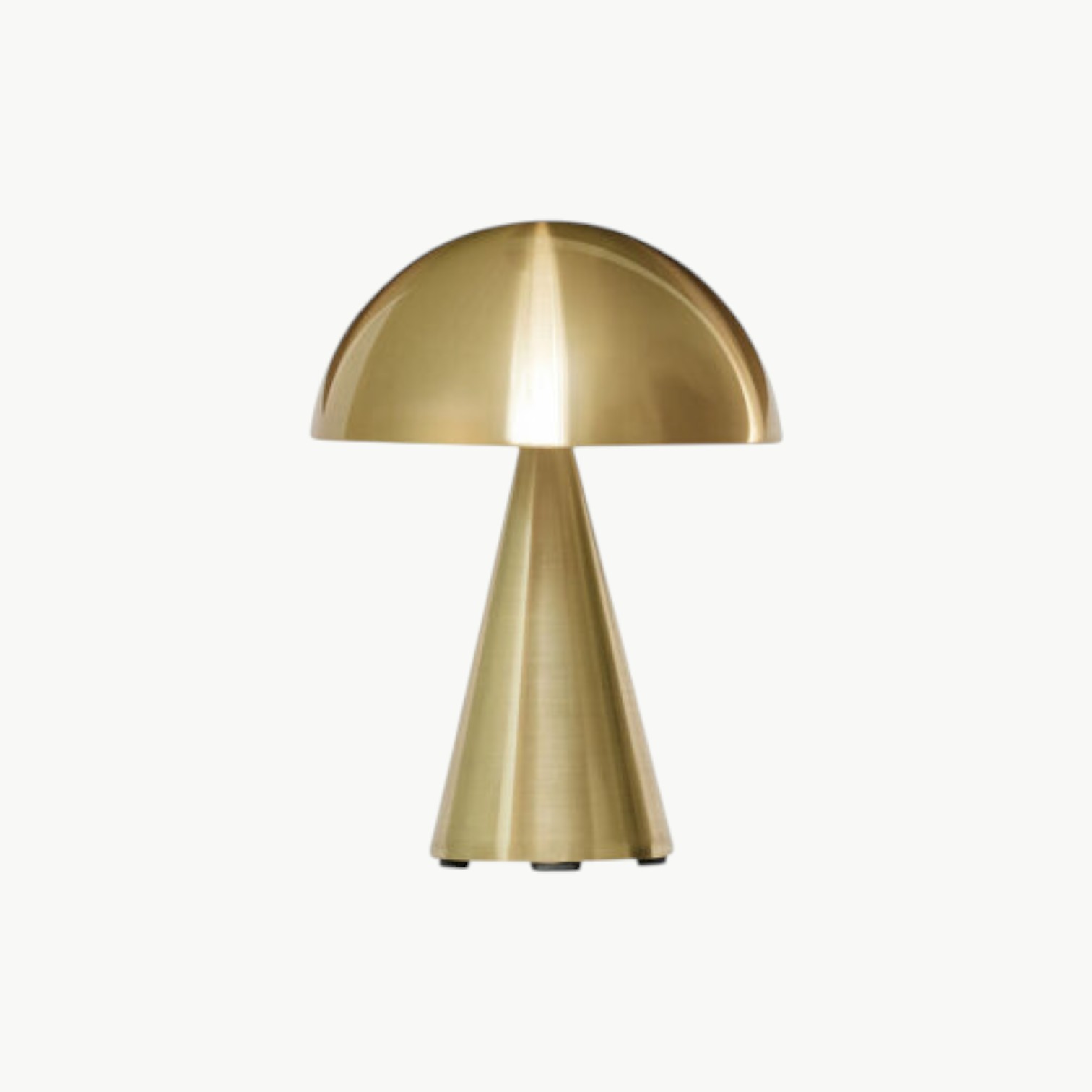 Mush oppladbar bordlampe i Brass fra Hübsch, dimbar og trådløs lampe i metall med avrundet skjerm.