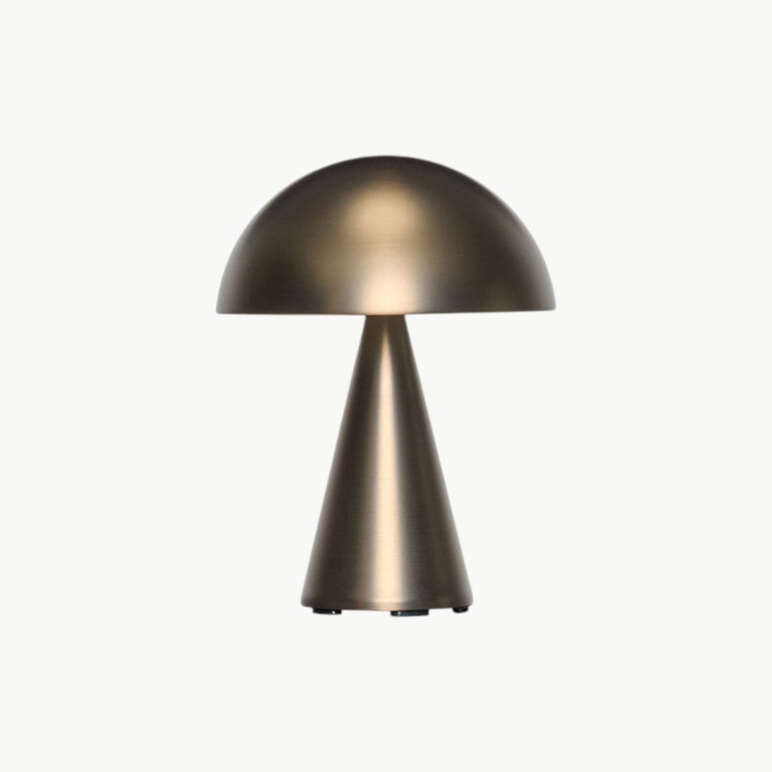 Mush oppladbar bordlampe i Burnished Brass fra Hübsch, dimbar og trådløs lampe i metall med avrundet skjerm.