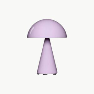 Mush oppladbar bordlampe i Light Pink fra Hübsch, trådløs og dimbar lampe i metall med avrundet skjerm.