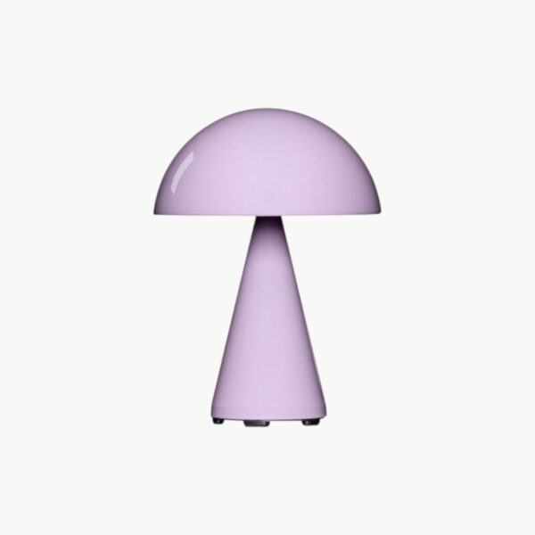 Mush oppladbar bordlampe i Light Pink fra Hübsch, trådløs og dimbar lampe i metall med avrundet skjerm.