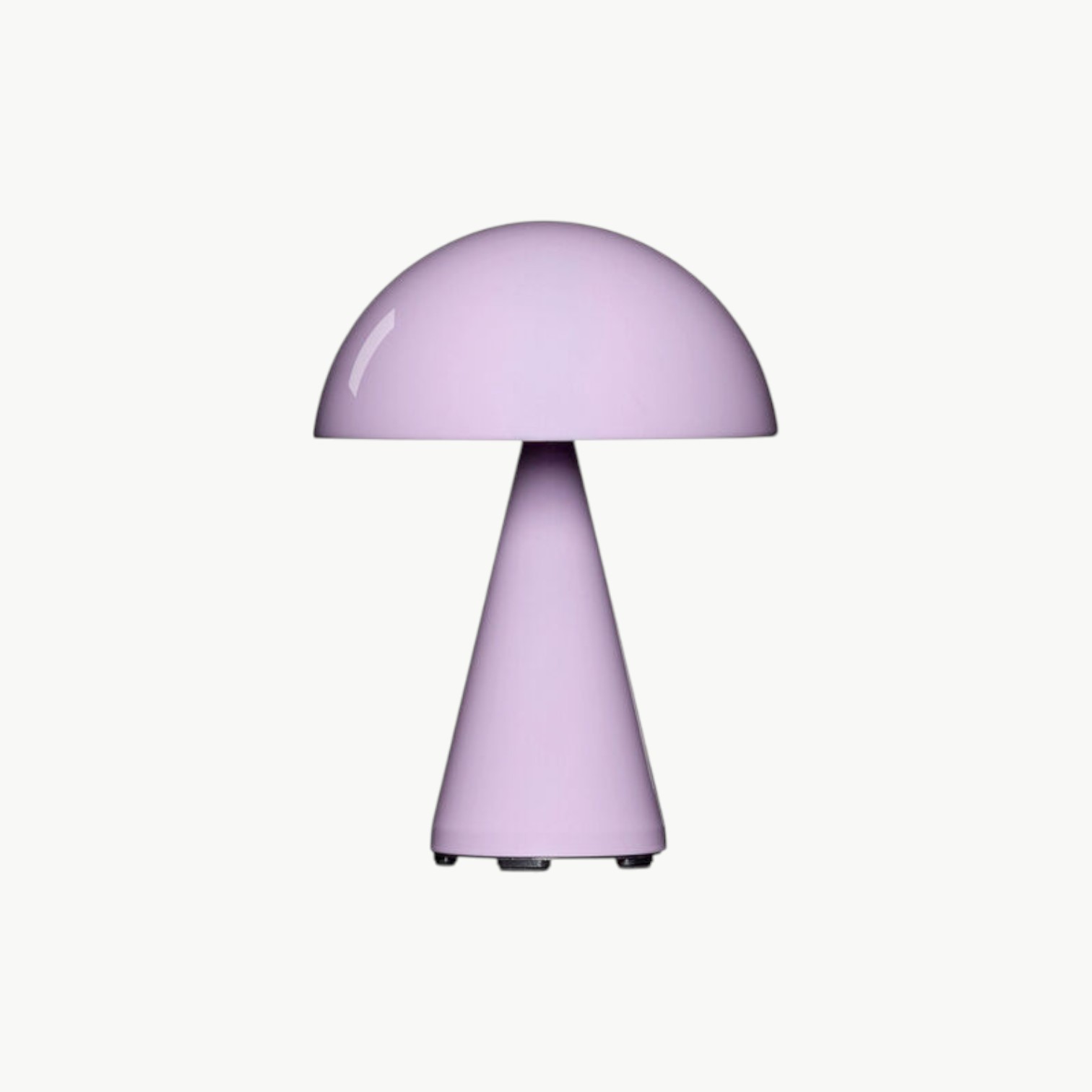 Mush oppladbar bordlampe i Light Pink fra Hübsch, trådløs og dimbar lampe i metall med avrundet skjerm.